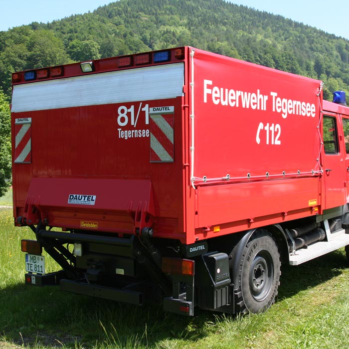 Versorgungs-LKW mit Vorbaupumpe der Feuerwehr Tegernsee