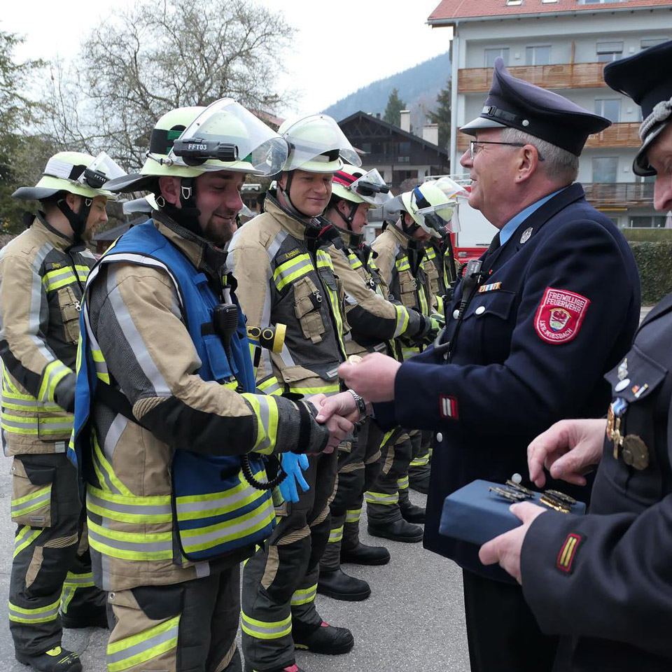 Feuerwehrm&auml;nner &Uuml;bergabe von Orden