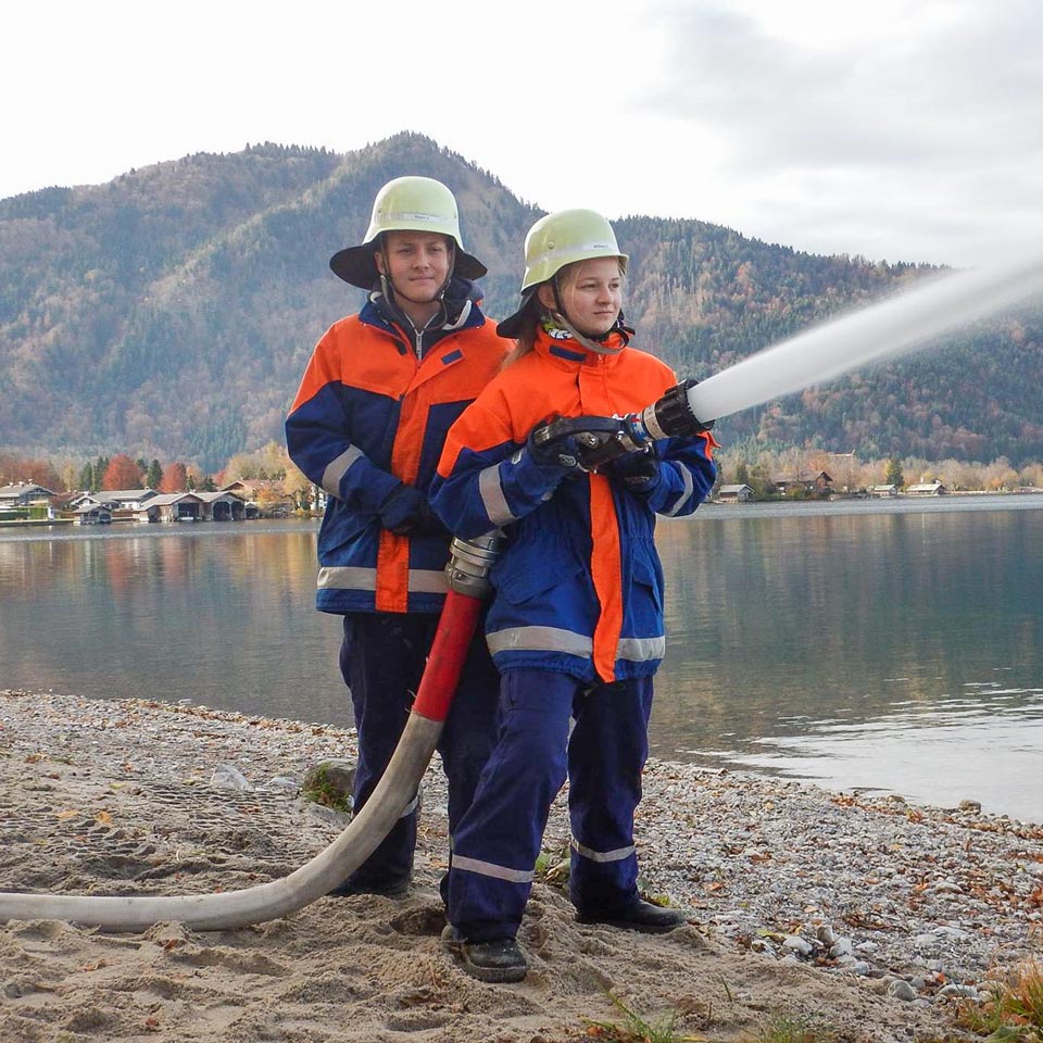 Feuerwehr Tegernsee Einsatz am Fluss mit Trageliege